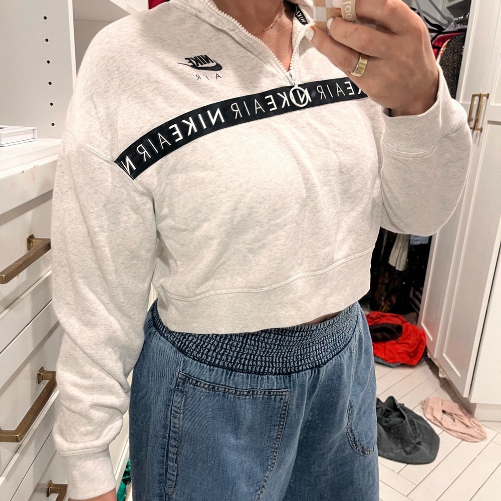 Cropped Nike sweatshirt